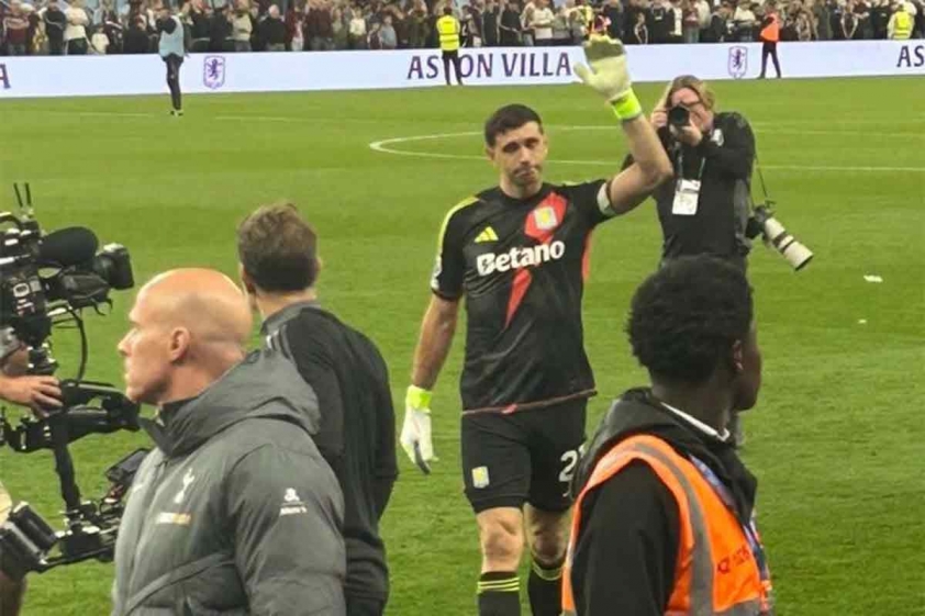Martinez bật khóc sau trận thắng 2-0 của Aston Villa trước Tottenham.