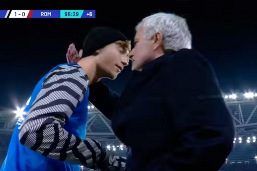 Trước kỳ chuyển nhượng mùa Đông 2024, Mourinho ôm hậu vệ trẻ bên ngoài sân sau một trận đấu trên sân Juventus như một cử chỉ đầy ẩn ý nhằm lôi kéo anh về Roma.