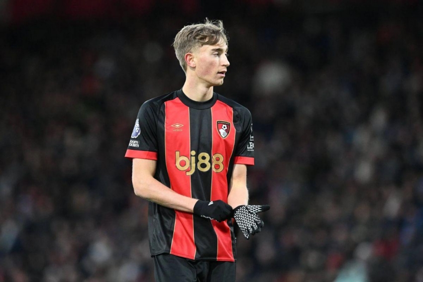 Hậu vệ 20 tuổi đã ra sân 34 lần cho Bournemouth mùa này, ghi được 3 bàn thắng cùng 1 kiến tạo.