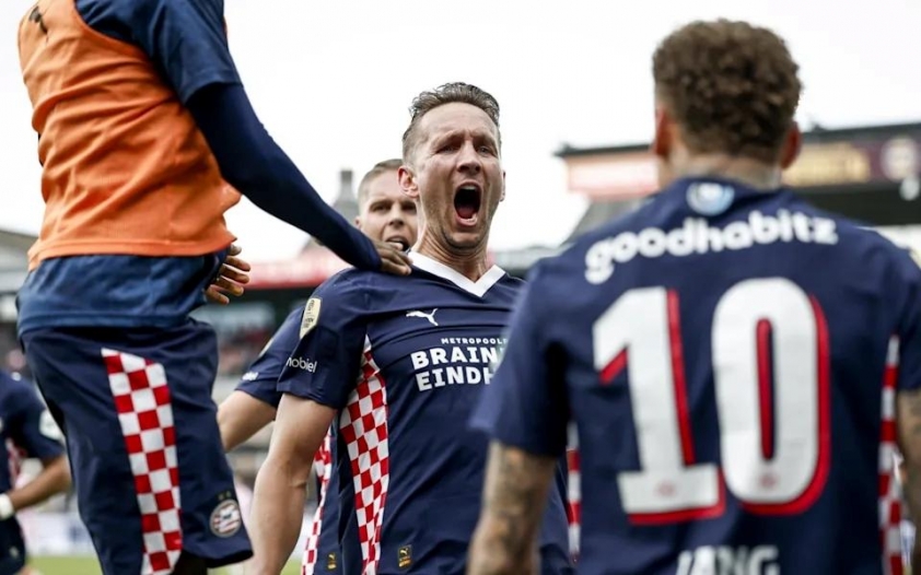 Người cũ Barca ghi bàn đưa PSV lên ngôi vô địch. Nguồn: Yahoo! Sports