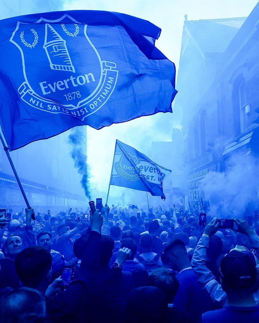 Hàng ngàn cổ động viên đứng trước sân vận động để nói lời tạm biệt sân Goodison Park. Ảnh: CLB