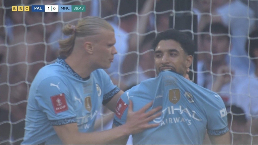 Halaand an ủi Marmoush sau khi cầu thủ người Ai Cập đá trượt penalty (nguồn ảnh Twitter)