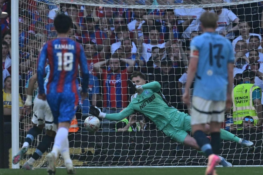 Cựu thủ môn Man United đóng vai trò then chốt trong chiến thắng lịch sử của Crystal Palace.
