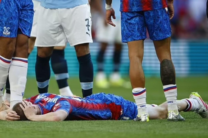 Wharton bị Kevin De Bruyne sút bóng trúng đầu trong trận chung kết FA Cup.