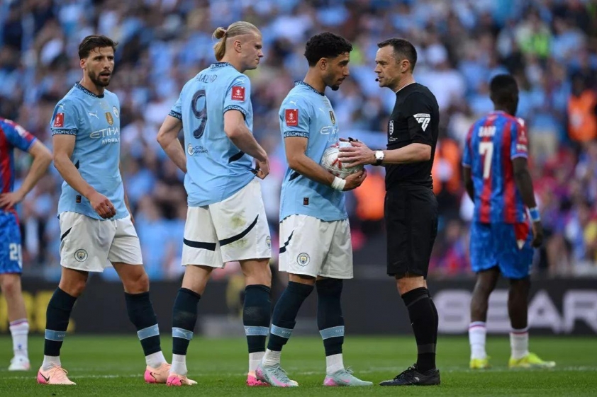 Haaland đã nhường cơ hội thực hiện penalty cho Marmoush.