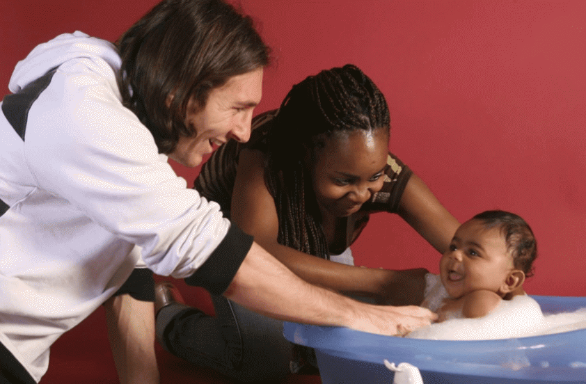 Messi tắm cho Lamine Yamal trong một sự kiện của UNICEF năm 2007