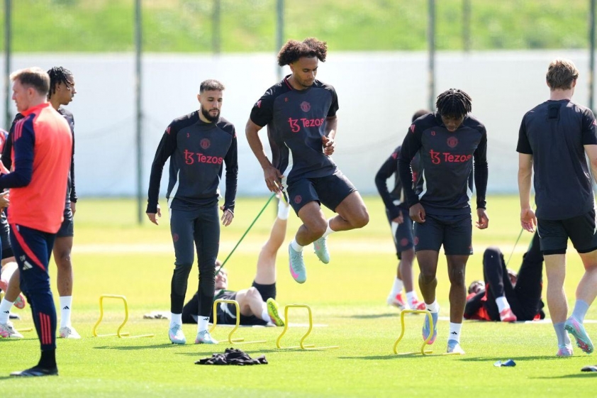 Dalot, Yoro và Zirkzee trở lại tập luyện cùng Man United.