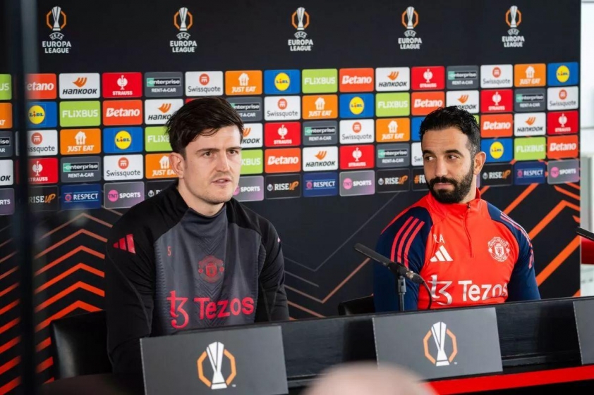 Maguire trả lời phỏng vấn cùng Ruben Amorim.