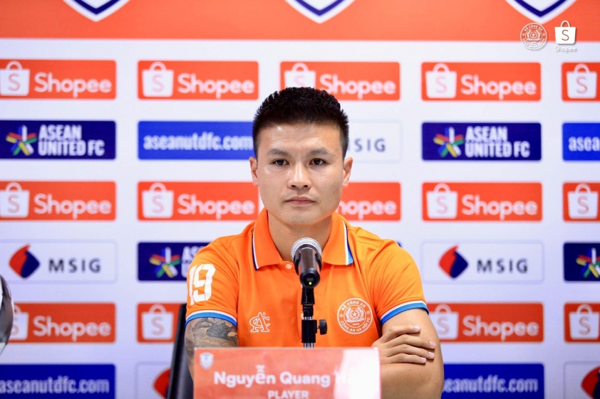 Quang Hải phàn nàn về các quyết định của trọng tài người Nhật sau trận đấu. Ảnh: CLB