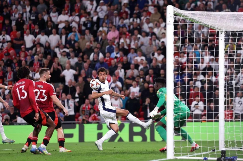Brennan Johnson bất ngờ vượt qua Luke Shaw để ghi bàn thắng cho Tottenham.