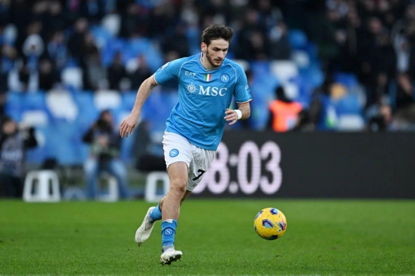 Kvaratskhelia có hơn 2 mùa giải thi đấu tại Serie A trong màu áo Napoli.