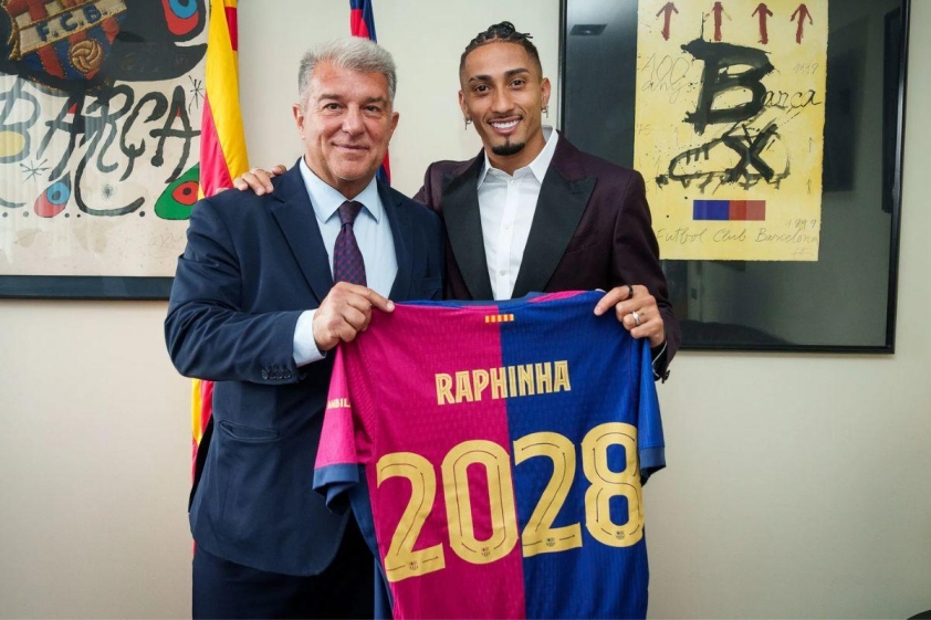 Cầu thủ chạy cánh Raphinha chính thức ký hợp đồng gia hạn thêm một năm với Barca.