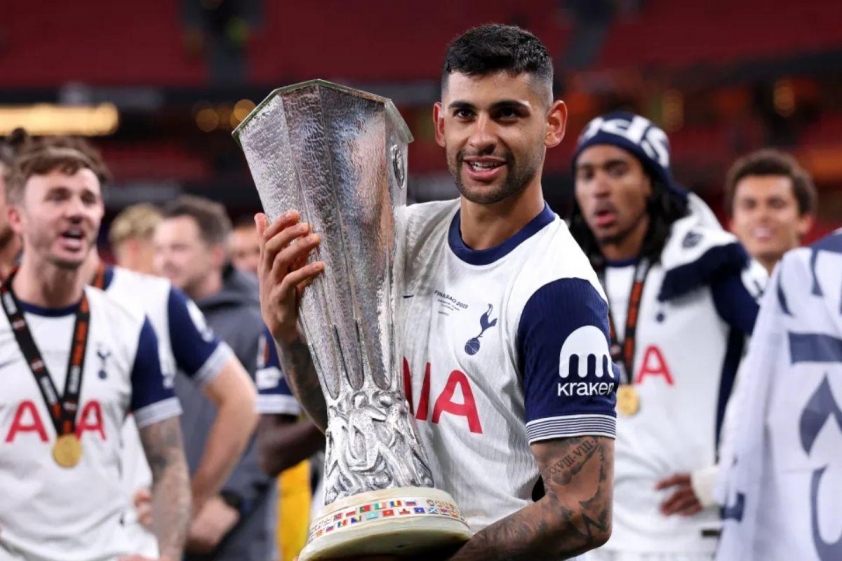 Romero giúp Tottenham giải cơn khát danh hiệu châu Âu.