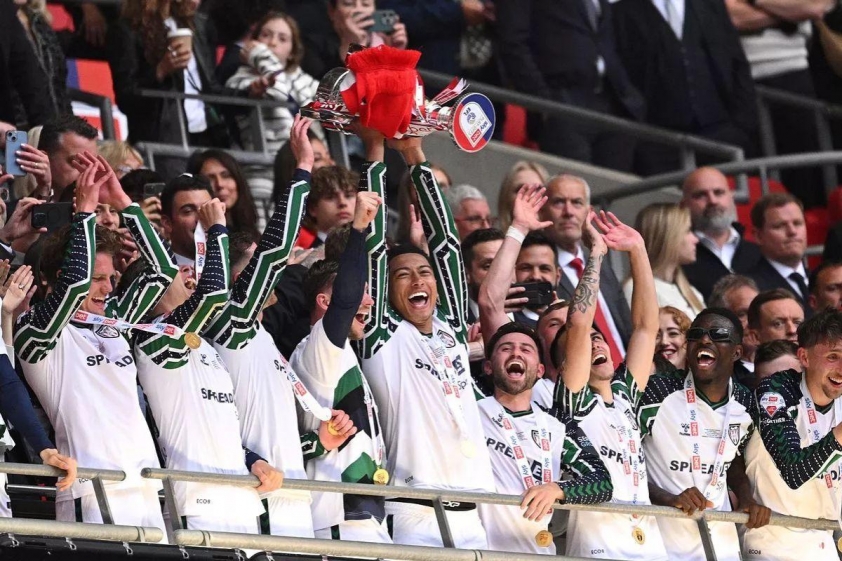 Jobe và Sunderland ăn mừng thăng hạng lên Premier League tại SVĐ Wembley.