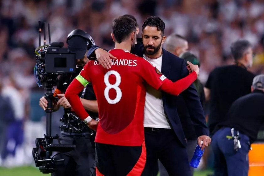 Ruben Amorim tin rằng Bruno Fernandes có thể ở lại Manchester United nếu anh ấy thấy sự tiến bộ của đội bóng.