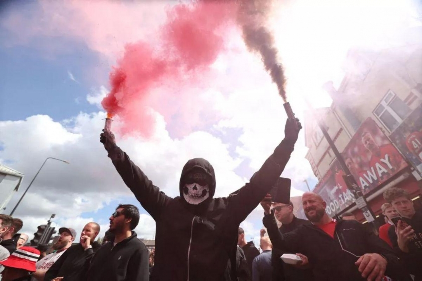 Người hâm mộ Manchester United lại tổ chức một cuộc biểu tình khác chống lại ban quản lý câu lạc bộ trước trận đấu cuối cùng với Aston Villa.