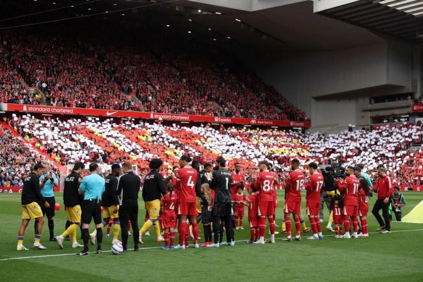 Các cầu thủ Crystal Palace bước qua hàng rào danh dự của Liverpool.