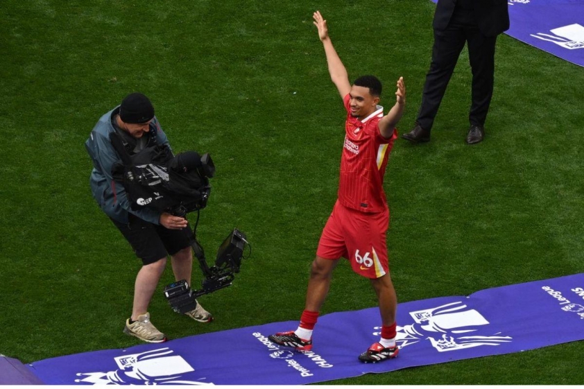 Alexander-Arnold được cổ vũ khi lên nhận huy chương.