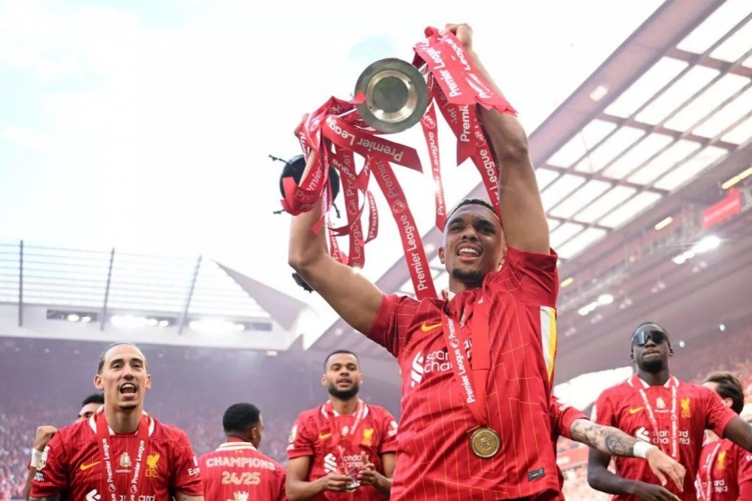 Trent Alexander-Arnold rạng rỡ khi nâng cúp vô địch Premier League.