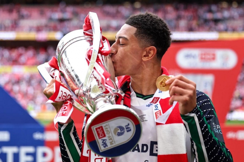 Jobe đứng trước nhiều lựa chọn lớn từ việc ở lại Sunderland chơi tại Premier League đến viễn cảnh tiếp bước người anh nổi tiếng tại châu Âu.