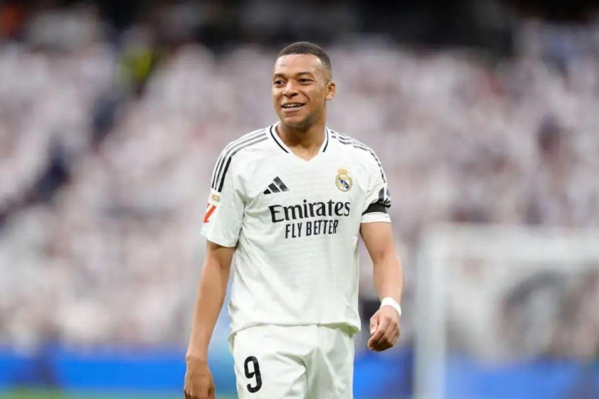 Không danh hiệu lớn, Mbappe lép vế trong cuộc đua Quả bóng Vàng.