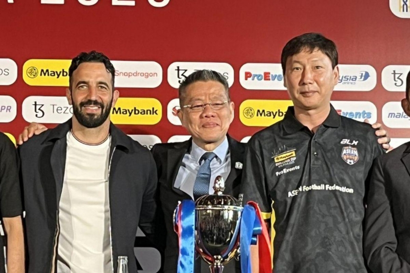 HLV Ruben Amorim và HLV Kim Sang Sik trong buổi họp báo trước trận đấu giữa Man Utd và Các Siêu Sao Đông Nam Á.