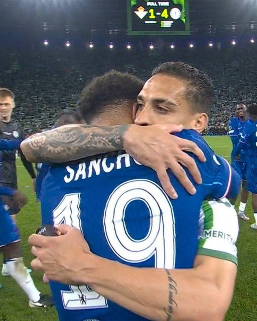 Jadon Sancho và Antony ôm nhau sau trận chung kết.