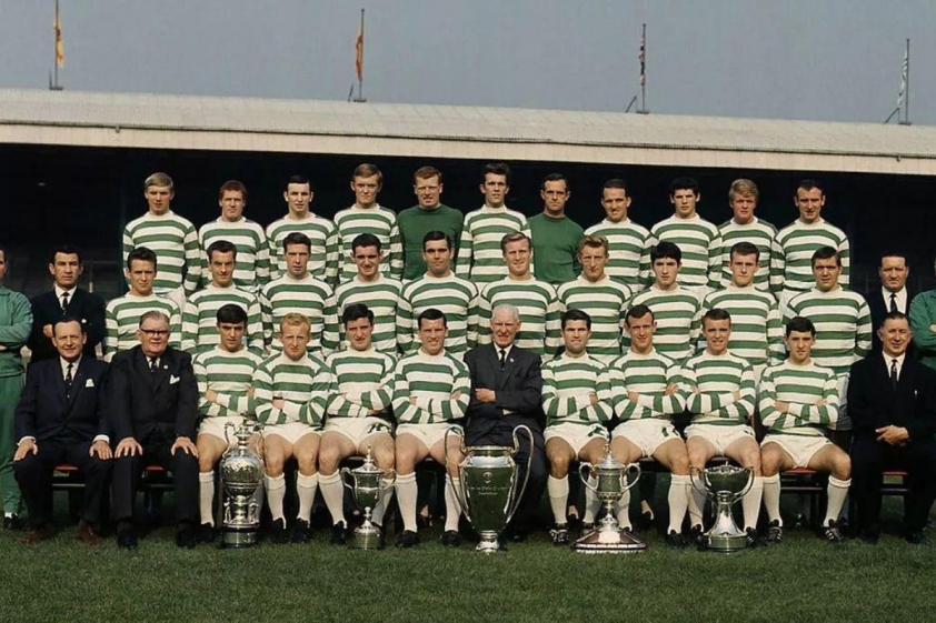 Đội Celtic năm 1967 tạo dáng với 5 danh hiệu mà họ giành được trong năm đó bao gồm Cúp châu Âu.