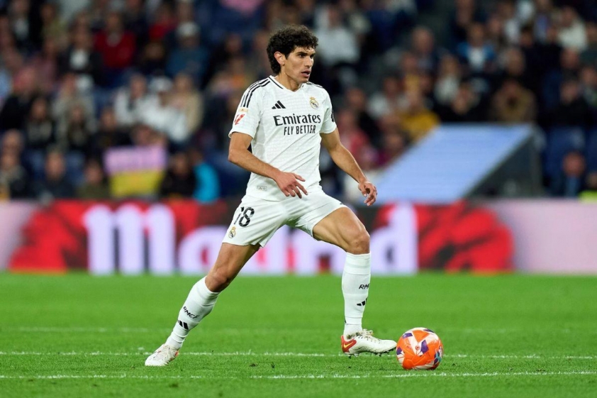 Jesus Vallejo đã rời Real Madrid sau 10 năm gắn bó và Trent Alexander-Arnold có thể mang số áo mà cầu thủ người Tây Ban Nha để lại.