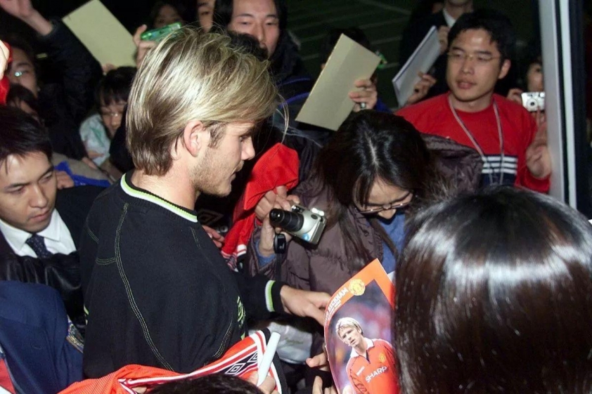 David Beckham được người hâm mộ vây quanh sau buổi tập luyện ở Tokyo.