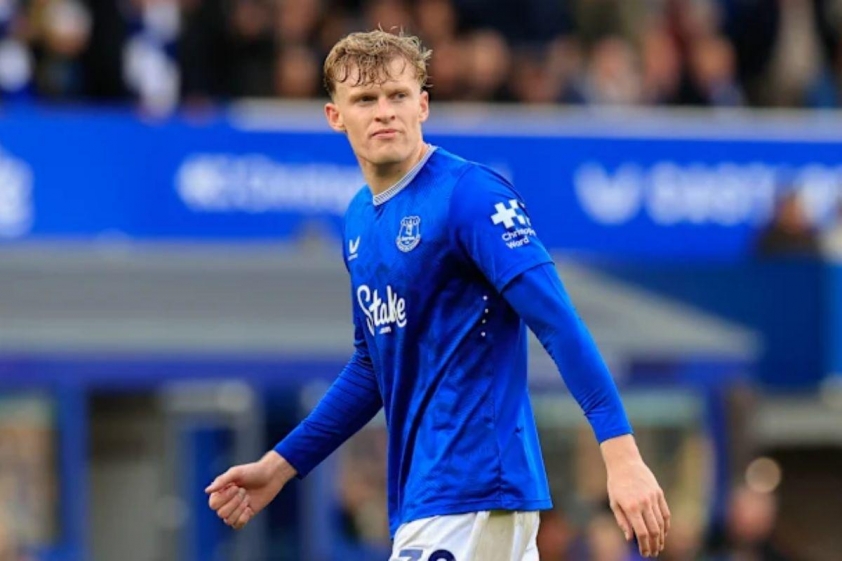 Stones có thể là “quân bài” giúp Man City tiếp cận Branthwaite.