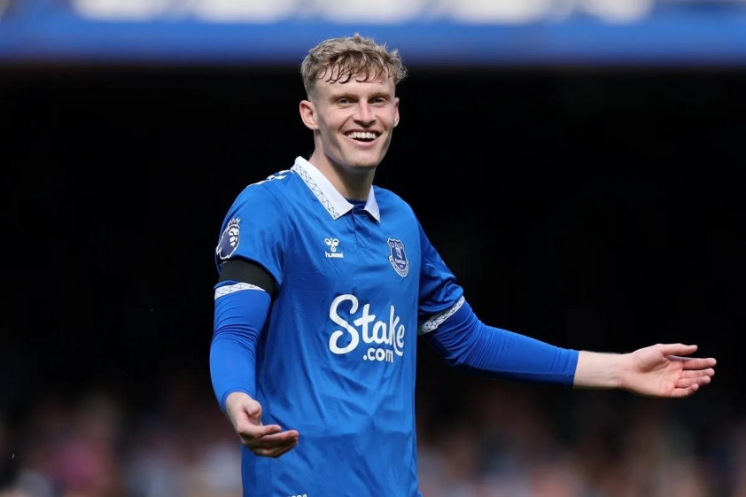 Mới 22 tuổi, Branthwaite đã là trụ cột trong hàng thủ Everton.