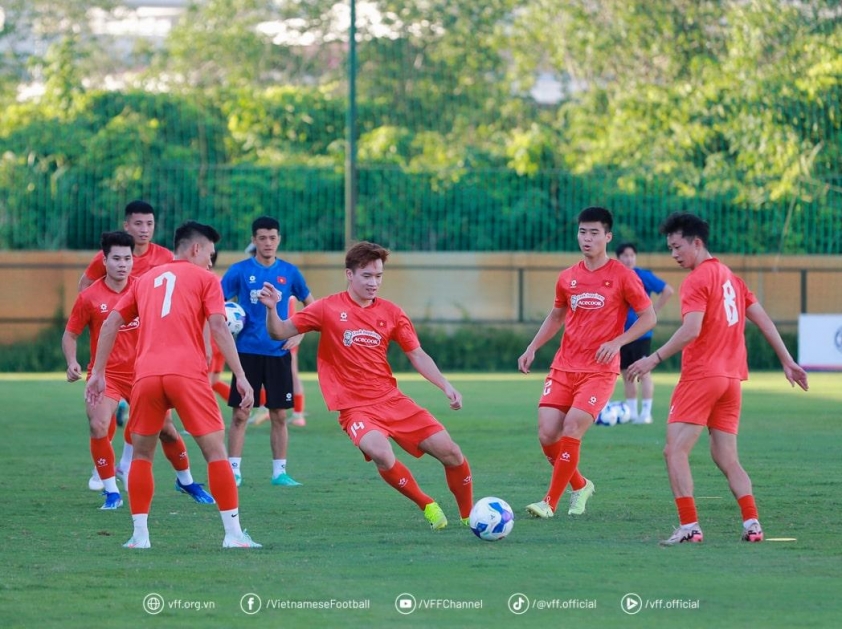 Không khí đầy thoải mái trong các buổi tập của ĐTVN. Ảnh: VFF