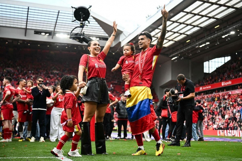 Diaz và Gera cùng gia đình đã đến cổ vũ Liverpool nâng cao chức vô địch Premier League.