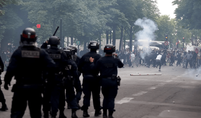 Tình hình ngày càng thêm căng thẳng khi đã có thương vong trong lễ rước cúp. Ảnh: AFP