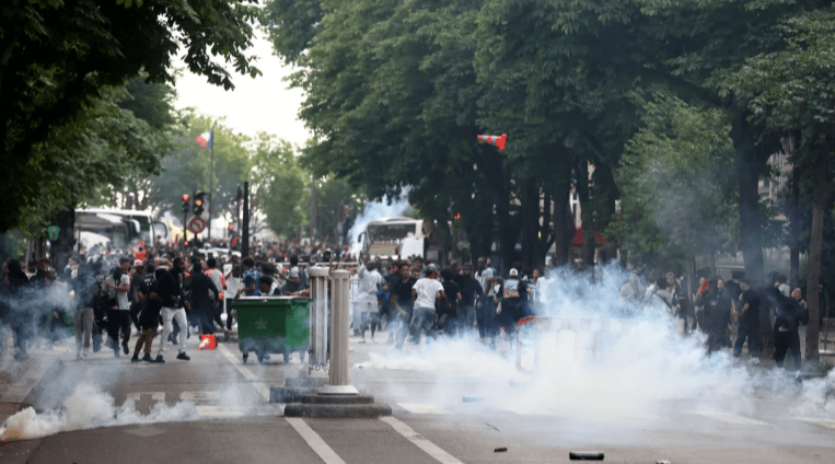 Khung cảnh cực kỳ hỗn loạn tại Paris trong ngày PSG rước cúp. Ảnh: AFP