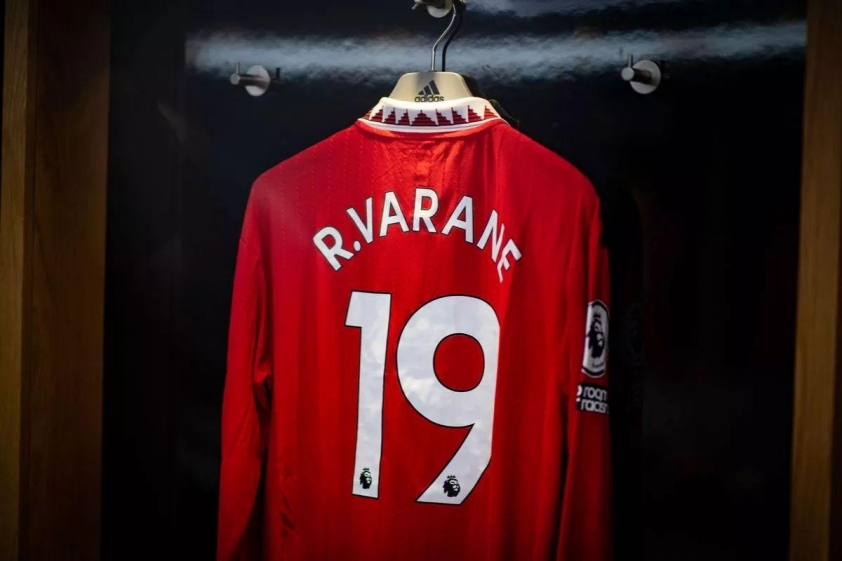 Raphael Varane là chủ sở hữu trước đây của chiếc áo số 19 của Man United.