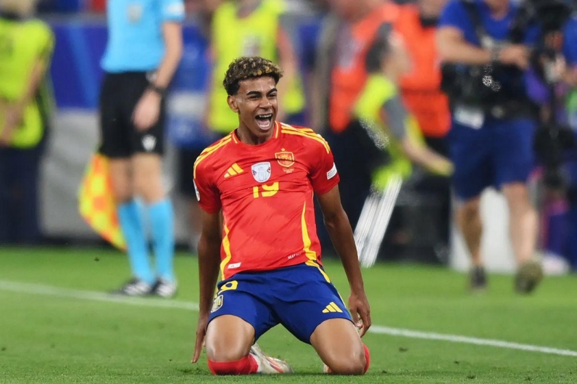 Yamal trở về tập trung cùng tuyển Tây Ban Nha để chuẩn bị cho bán kết UEFA Nations League.