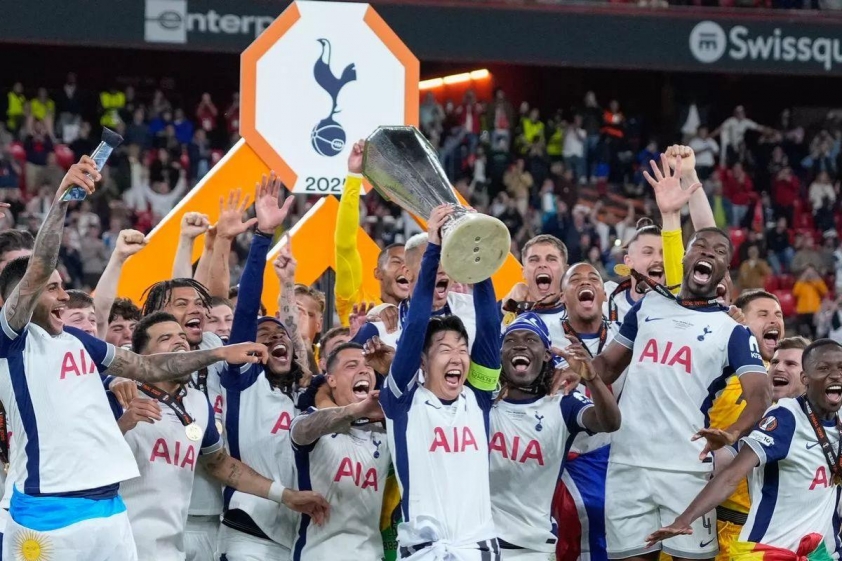 Son đã nâng cao chiếc cúp Europa League tại Bilbao vào tháng trước (Ảnh: The Mirror).