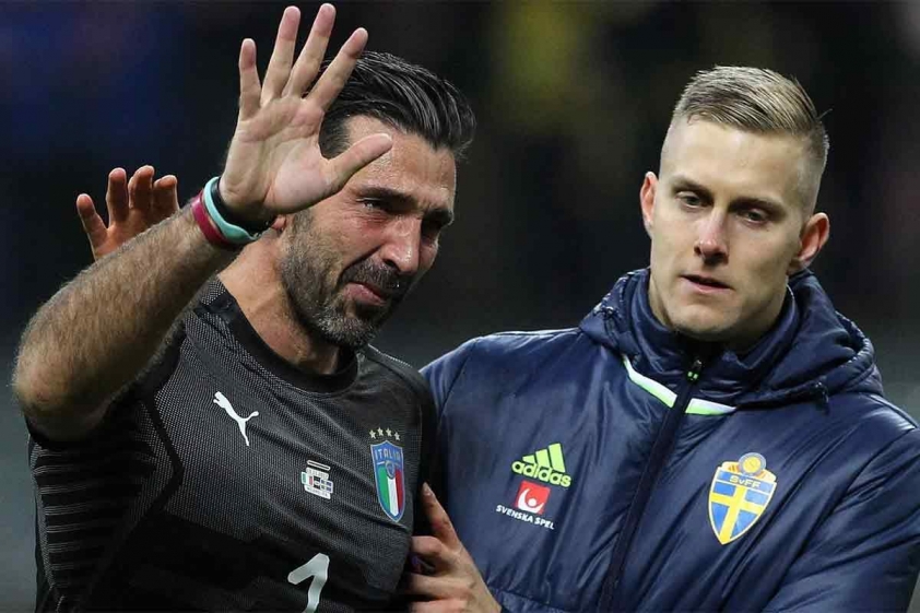 Huyền thoại Gianluigi Buffon (bên trái) bật khóc trong ngày Italia lỡ hẹn với World Cup 2018 (Ảnh: TNT Sports)
