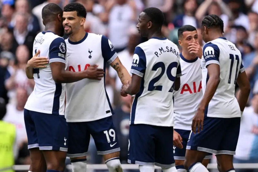 Một số cầu thủ Spurs không mấy vui vẻ với sự ra đi của Postecoglou (Ảnh: GOAL).