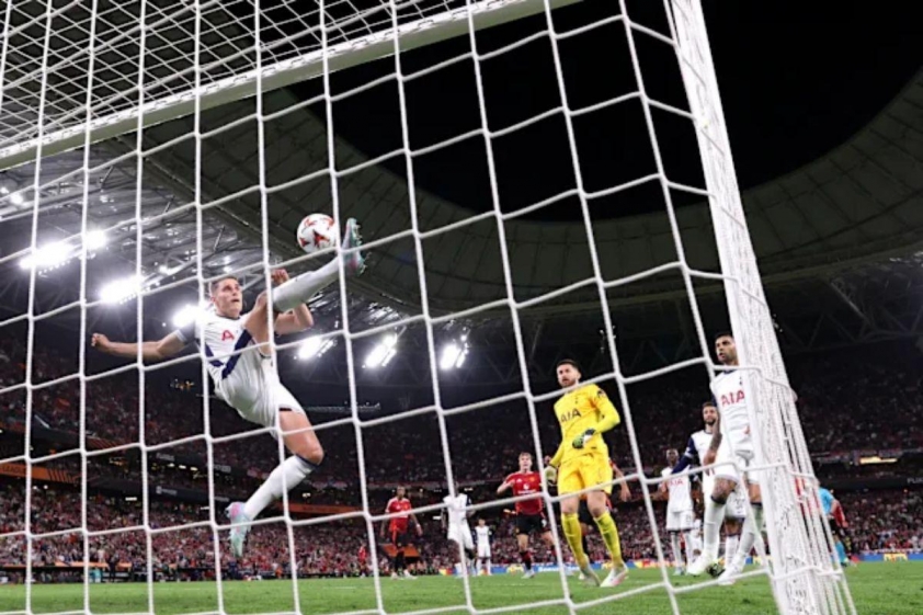 Van de Ven là người hùng trong trận chung kết Europa League (Ảnh: Yahoo Sports).