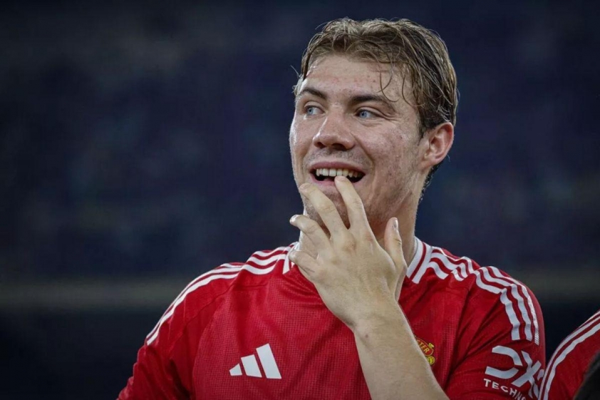 Rasmus Hojlund chật vật ghi bàn tại Manchester United (Ảnh: The Mirror).