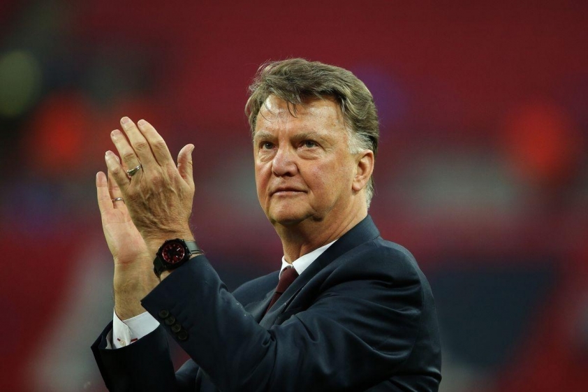 Louis van Gaal bị sa thải sau khi giành Cúp FA (Ảnh: The Mirror).