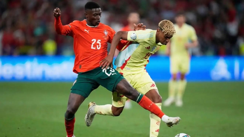 Yamal đối đầu với thử thách quá lớn mang tên Mendes (Ảnh: Football365)