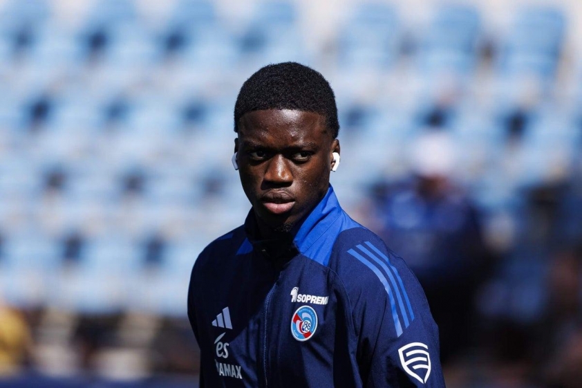 Mới 19 tuổi, Sarr đã được chơi bóng thường xuyên tại Ligue 1 (Ảnh: The New York Times).