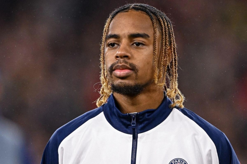 Liverpool đang lên kế hoạch chiêu mộ cầu thủ chạy cánh Bradley Barcola của PSG (Ảnh: The Sun).