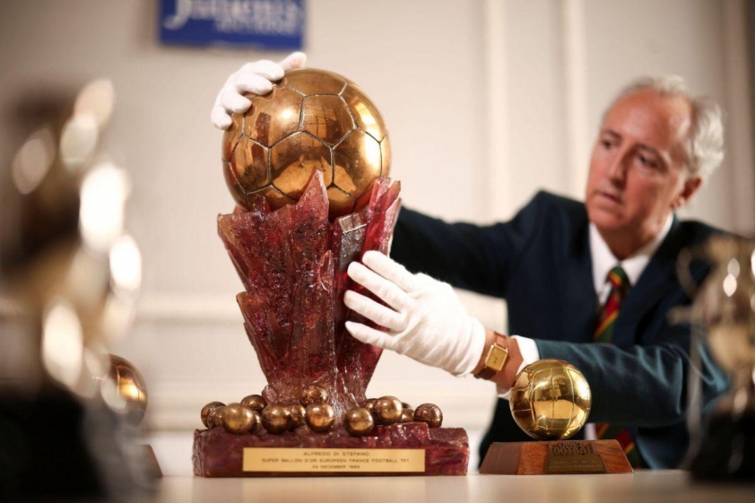 Alfredo Di Stefano là người duy nhất cho đến nay nhận danh hiệu Siêu Quả bóng vàng.