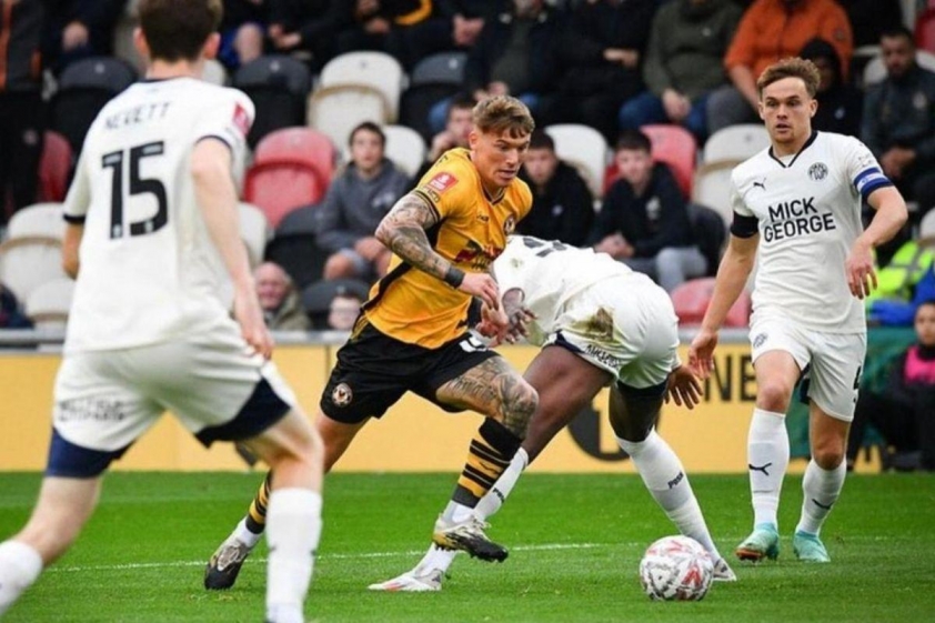 Kai Whitmore (giữa) đang thi đấu cho Newport County, bày tỏ mong muốn được thi đấu cho ĐTQG Singapore (Ảnh: The Straits Times).