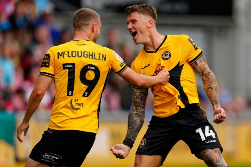 Kai Whitmore (số 14) năm nay 24 tuổi (Ảnh: Newport County).